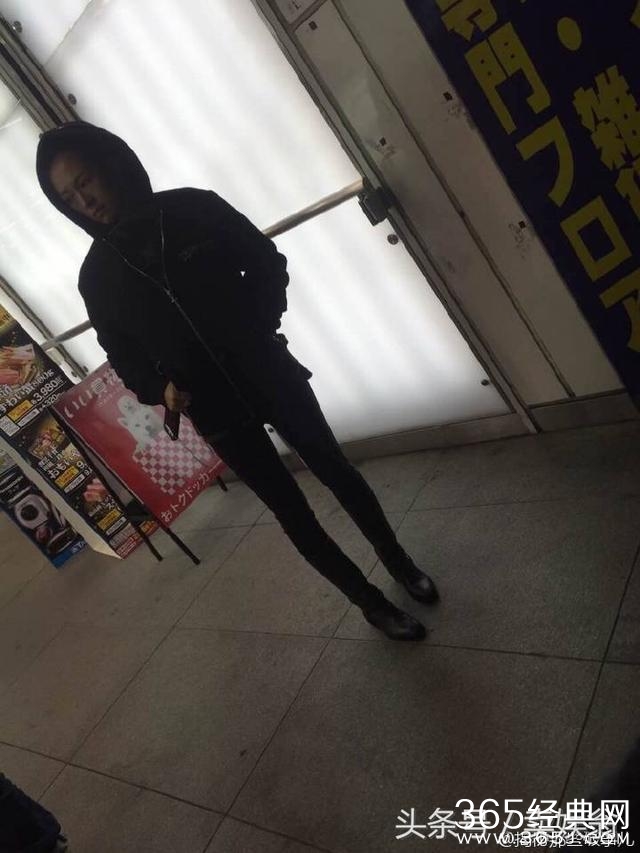 网友日本偶遇章子怡称其像路人，粉丝调侃：你逛街穿晚礼服？