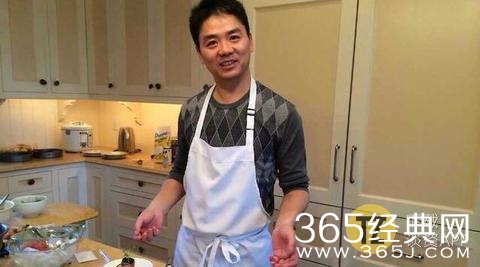 刘强东直播做饭好精彩，拿大勺穿围裙就像一个大厨