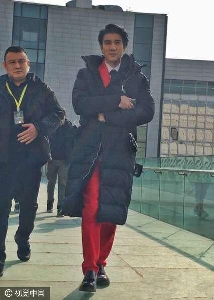 王力宏录节目棉衣裹身御寒 获四大保镖贴身护驾