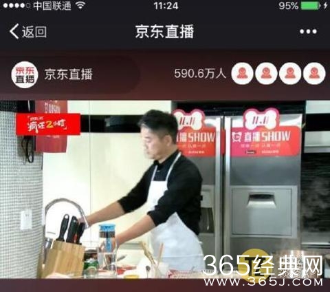 刘强东直播做饭好精彩，拿大勺穿围裙就像一个大厨