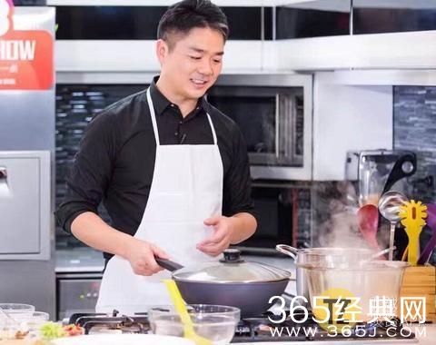 刘强东直播做饭好精彩，拿大勺穿围裙就像一个大厨