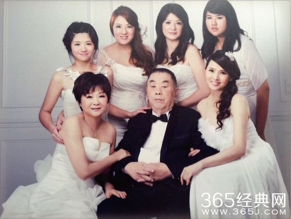 伊能静晒家庭照个个俊男美女 网友惊呼原来基因太强大