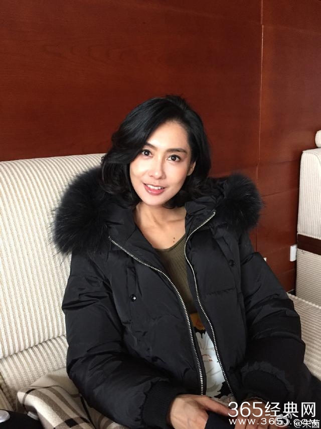 朱茵重庆校园内拍电影爆照，网友：朱茵之后，再无紫霞仙子