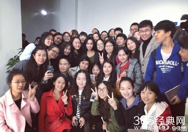 朱茵重庆校园内拍电影爆照，网友：朱茵之后，再无紫霞仙子