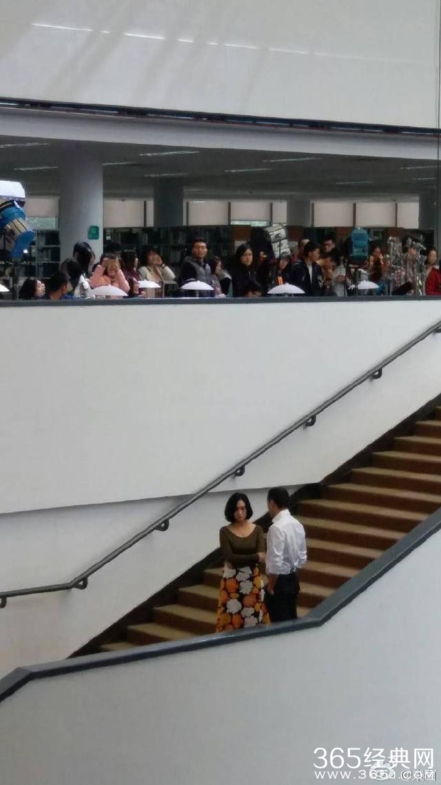 朱茵重庆校园内拍电影爆照，网友：朱茵之后，再无紫霞仙子
