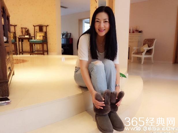 郑恺女友豪宅无意曝光，网友：家底雄厚室内竟然建了高尔夫球场！