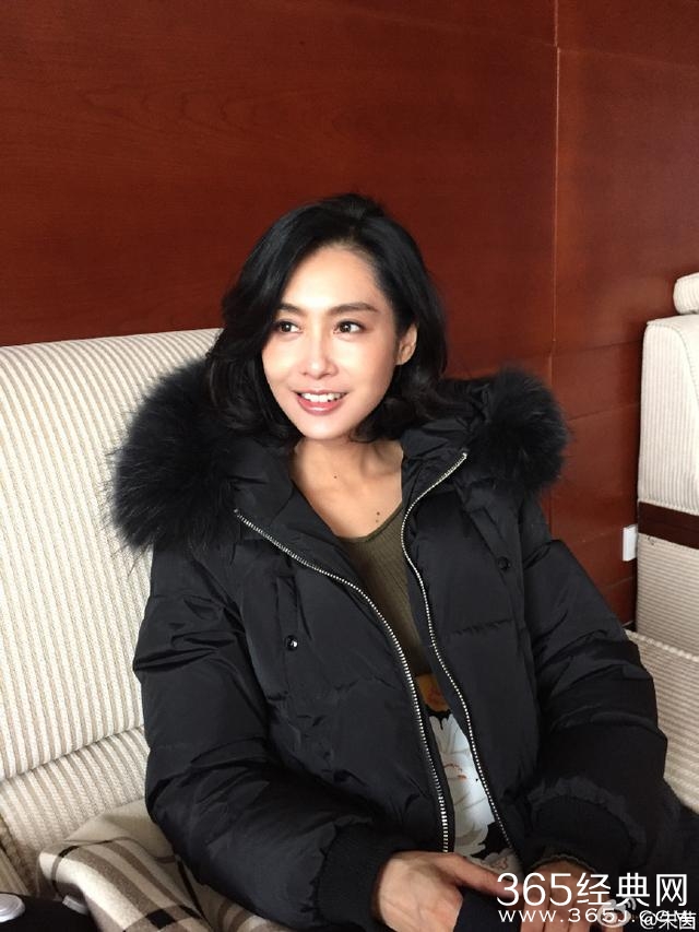 朱茵重庆校园内拍电影爆照，网友：朱茵之后，再无紫霞仙子