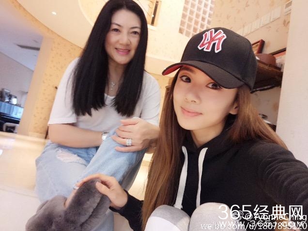 郑恺女友豪宅无意曝光，网友：家底雄厚室内竟然建了高尔夫球场！