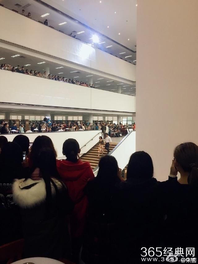 朱茵重庆校园内拍电影爆照，网友：朱茵之后，再无紫霞仙子