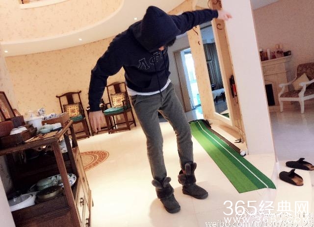 郑恺女友豪宅无意曝光，网友：家底雄厚室内竟然建了高尔夫球场！