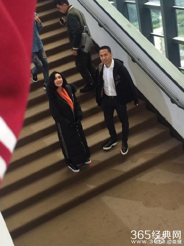 朱茵重庆校园内拍电影爆照，网友：朱茵之后，再无紫霞仙子