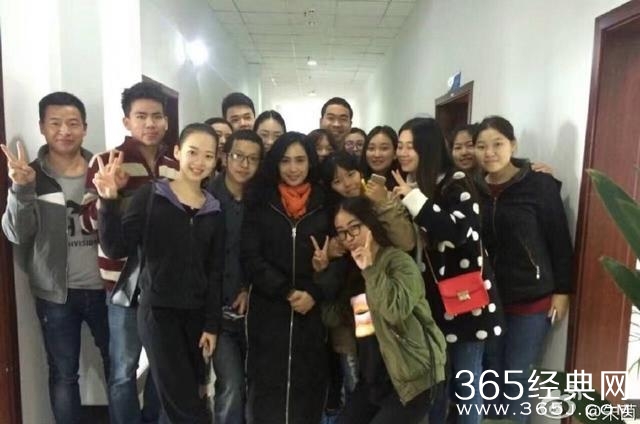 朱茵重庆校园内拍电影爆照，网友：朱茵之后，再无紫霞仙子