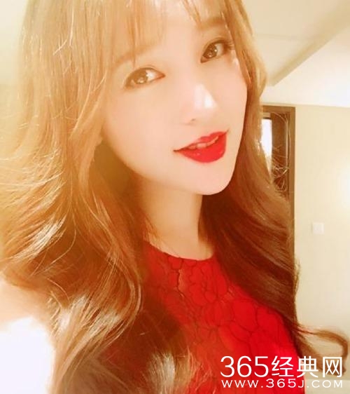 清纯不在？玉女金莎走艳俗风被网友骂太妖艳