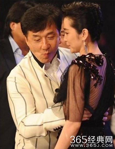 成龙搂过的中外女明星居然有这么多