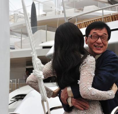 成龙搂过的中外女明星居然有这么多