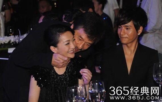 成龙搂过的中外女明星居然有这么多