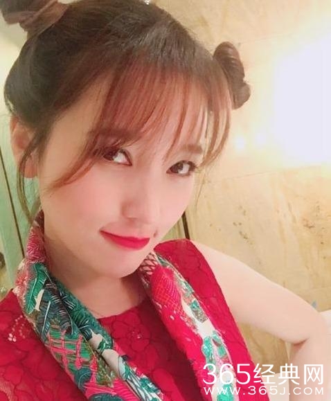 清纯不在？玉女金莎走艳俗风被网友骂太妖艳