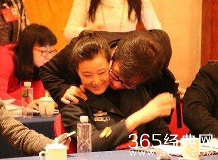 成龙搂过的中外女明星居然有这么多