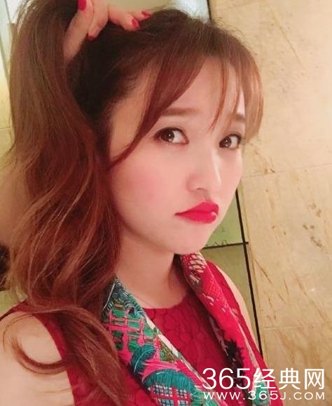 清纯不在？玉女金莎走艳俗风被网友骂太妖艳