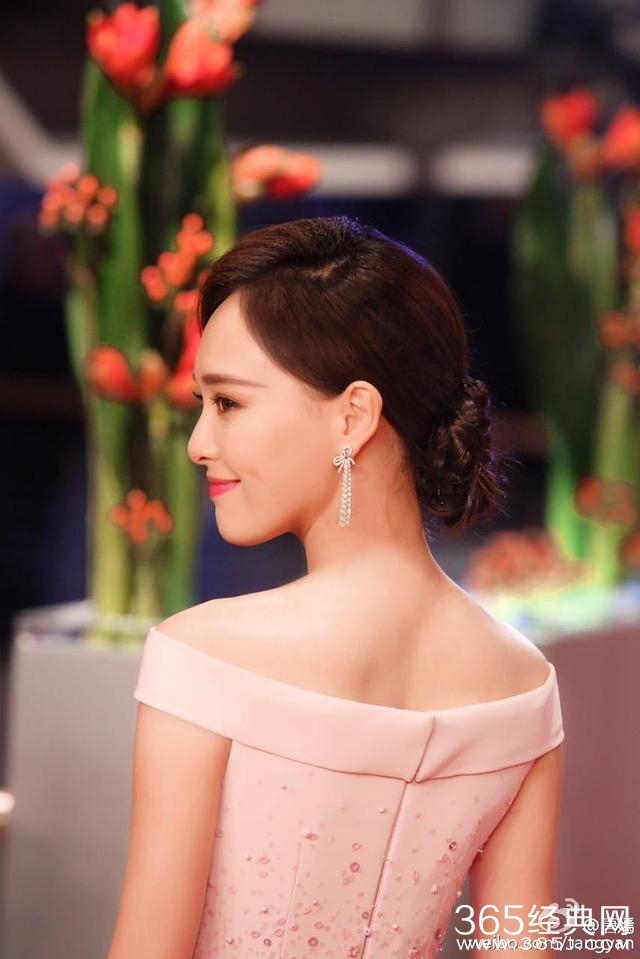 同是一袭拖地长裙，毛晓彤和唐嫣的差距挺大的