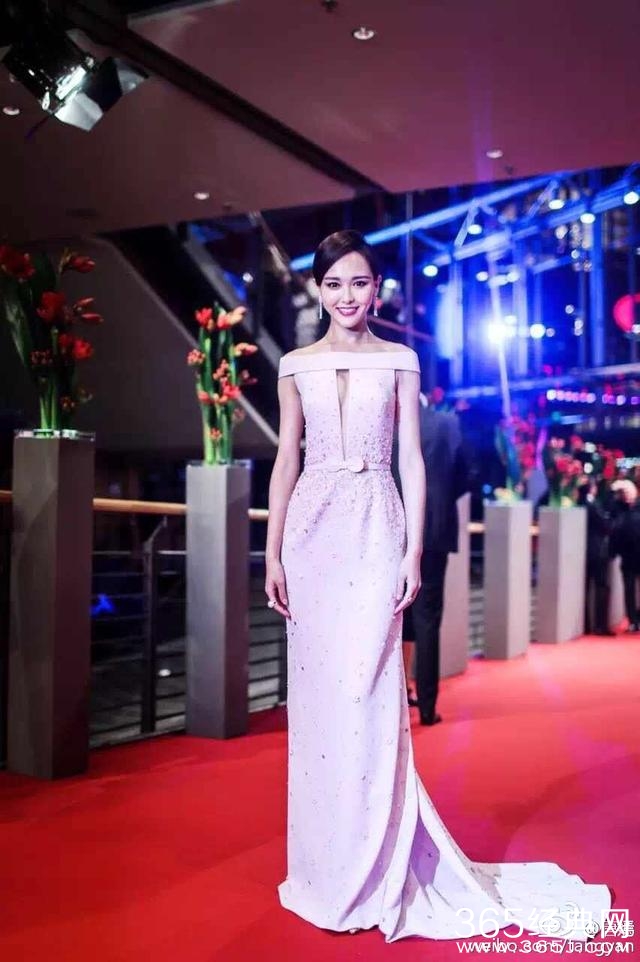 同是一袭拖地长裙，毛晓彤和唐嫣的差距挺大的