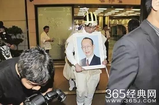 还记得那个健忘的化学老师吗？原来他真的是老师