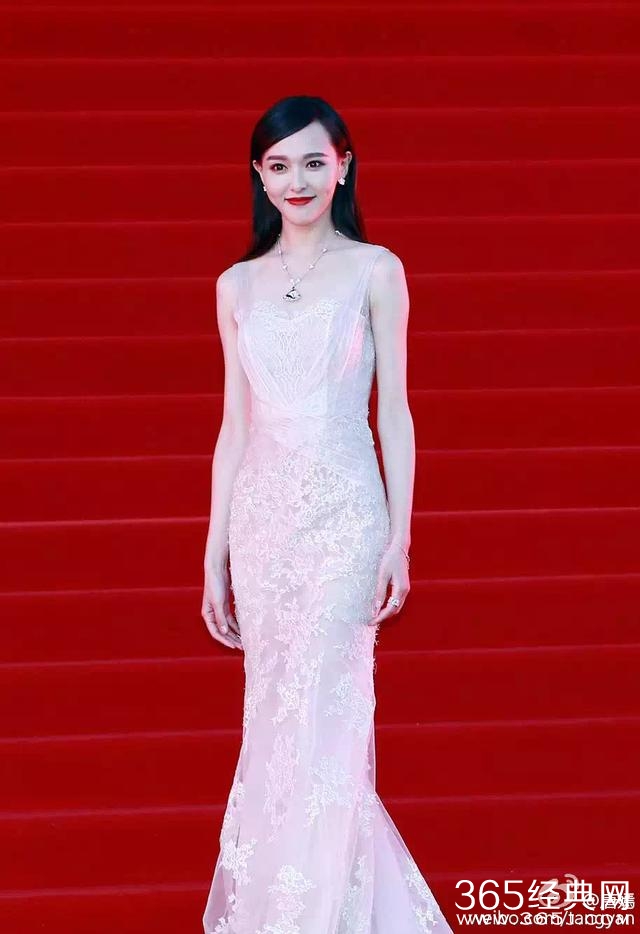 同是一袭拖地长裙，毛晓彤和唐嫣的差距挺大的