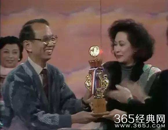 还记得那个健忘的化学老师吗？原来他真的是老师