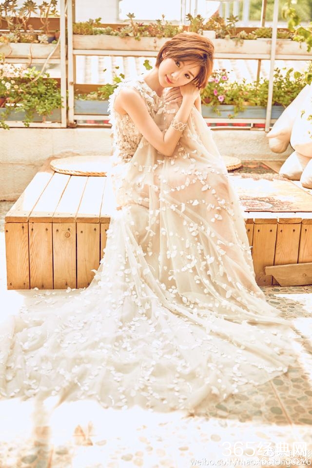 同是一袭拖地长裙，毛晓彤和唐嫣的差距挺大的