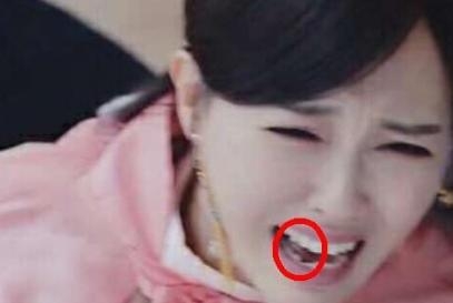 唐嫣拍戏又吃口香糖？粉丝：牙就长那样啊，唐嫣的锅背的真冤！