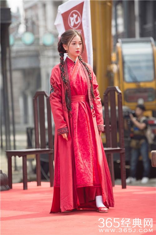 《一年级》虞书欣吊威亚吊到吐 挑战自我逆袭女一号