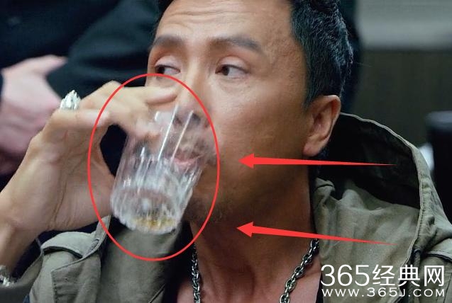 甄子丹首演的古惑仔武打片《特殊身份》，穿帮8个镜头