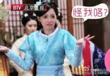 唐嫣嘴里的白色物体原来不是口香糖啊！原谅我不厚道的笑了