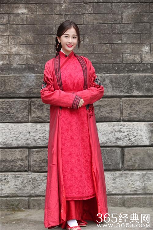 《一年级》虞书欣吊威亚吊到吐 挑战自我逆袭女一号