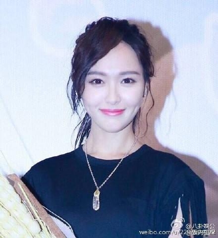 唐嫣嘴里的白色物体原来不是口香糖啊！原谅我不厚道的笑了