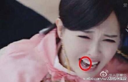 唐嫣嘴里的白色物体原来不是口香糖啊！原谅我不厚道的笑了