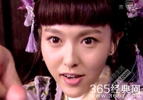 唐嫣嘴里的白色物体原来不是口香糖啊！原谅我不厚道的笑了