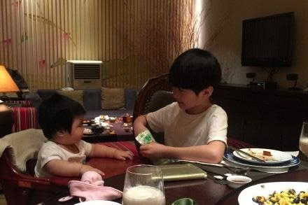 张亮女儿正面照首曝光，天天妹妹颜值高