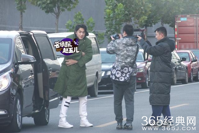 林更新穿军大衣有颜任性 粉丝不惧严寒尖叫造势