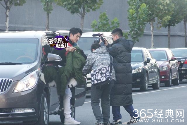 林更新穿军大衣有颜任性 粉丝不惧严寒尖叫造势