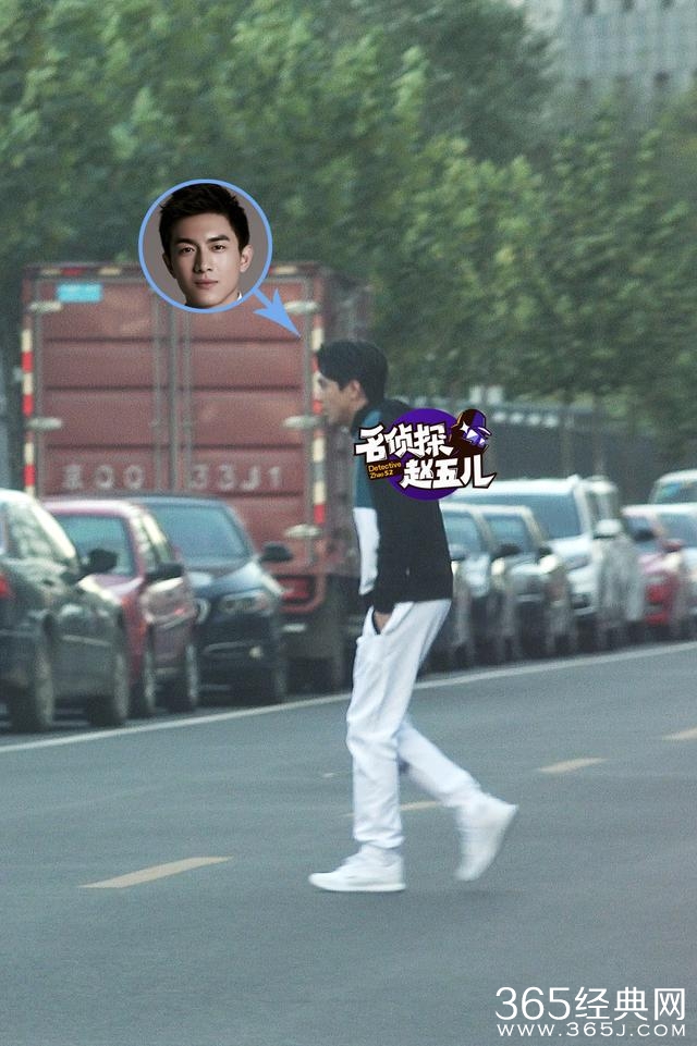 林更新穿军大衣有颜任性 粉丝不惧严寒尖叫造势