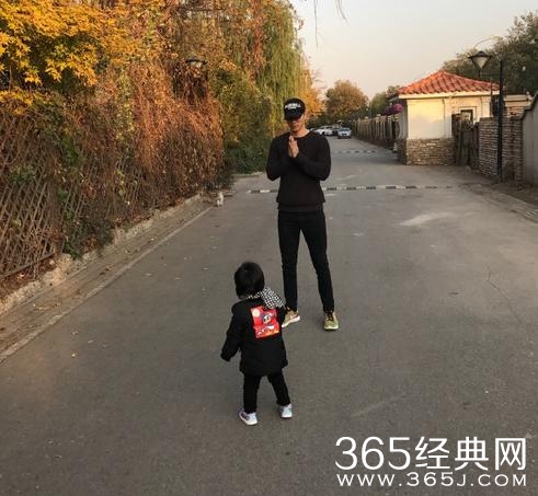 张亮女儿正面照首曝光，天天妹妹颜值高