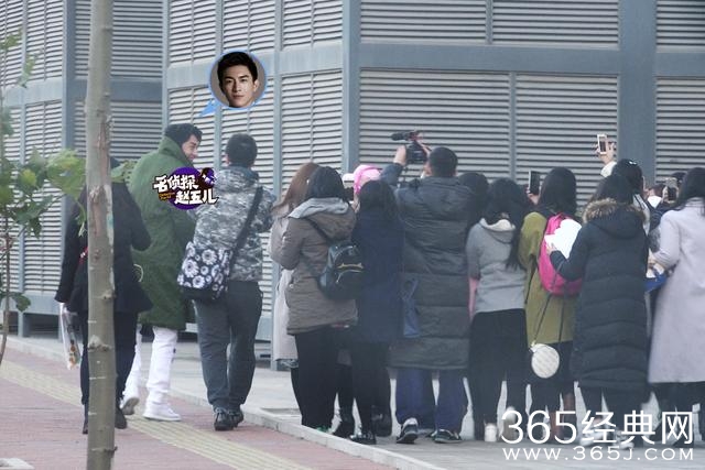 林更新穿军大衣有颜任性 粉丝不惧严寒尖叫造势