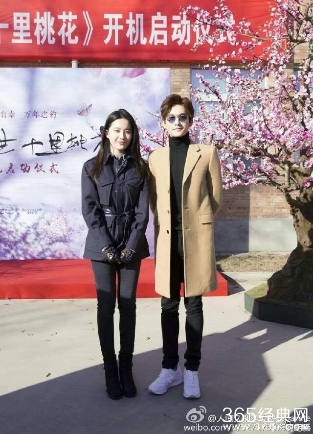 刘亦菲杨洋的盛世美颜遭网友评论：已然忘记微微吃过的狗粮