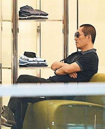 张艺谋陪嫩妻香港血拼 买名牌豪气不手软
