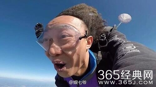 陈奕迅尝试高空跳伞 发际线好高