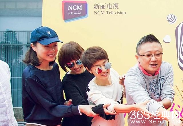 靳东陈道明拍戏被偷拍，喝下午茶被偷拍，关键是被偷拍都太有型