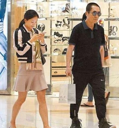 张艺谋陪嫩妻香港血拼 买名牌豪气不手软
