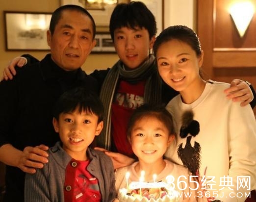 张艺谋陪嫩妻香港血拼 买名牌豪气不手软