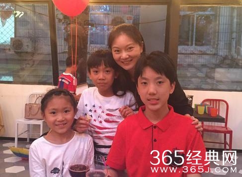 张艺谋陪嫩妻香港血拼 买名牌豪气不手软